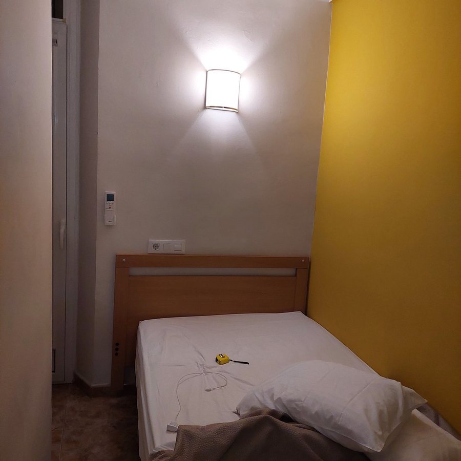 Hostal Santa Anna Barcelona Catalonia — Guest room