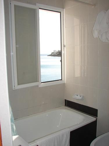 Hostal Talamanca — Bathroom