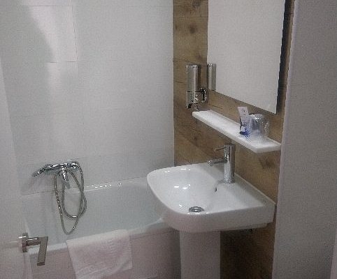 Hostal Vazquez De Mella Gran Via — Bathroom