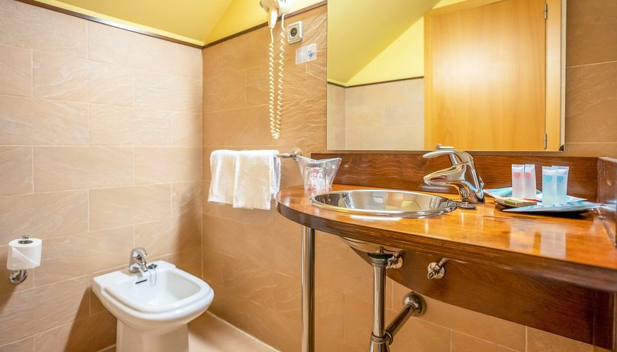 Hostal Victoria II — Bathroom