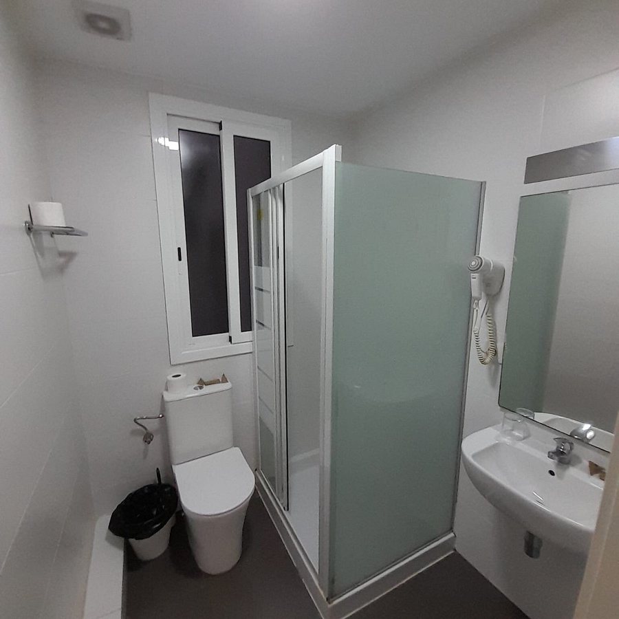 Hostalin Barcelona Gran Via Barcelona Catalonia — Bathroom