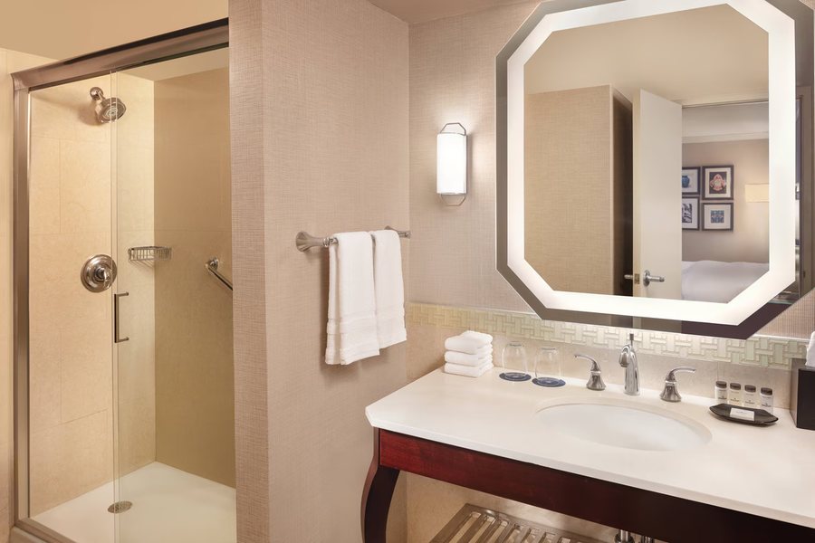Hosteeva Canal Luxury Condos — Bathroom