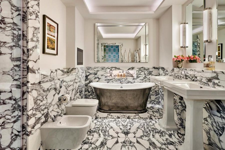 Hostel Tevere — Bathroom