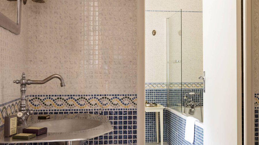 Hostellerie Du Chateau Les Muids — Bathroom