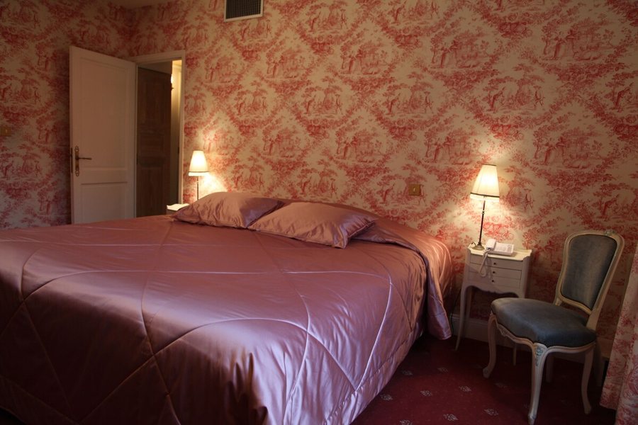 Hostellerie Du Chateau Les Muids — Guest room
