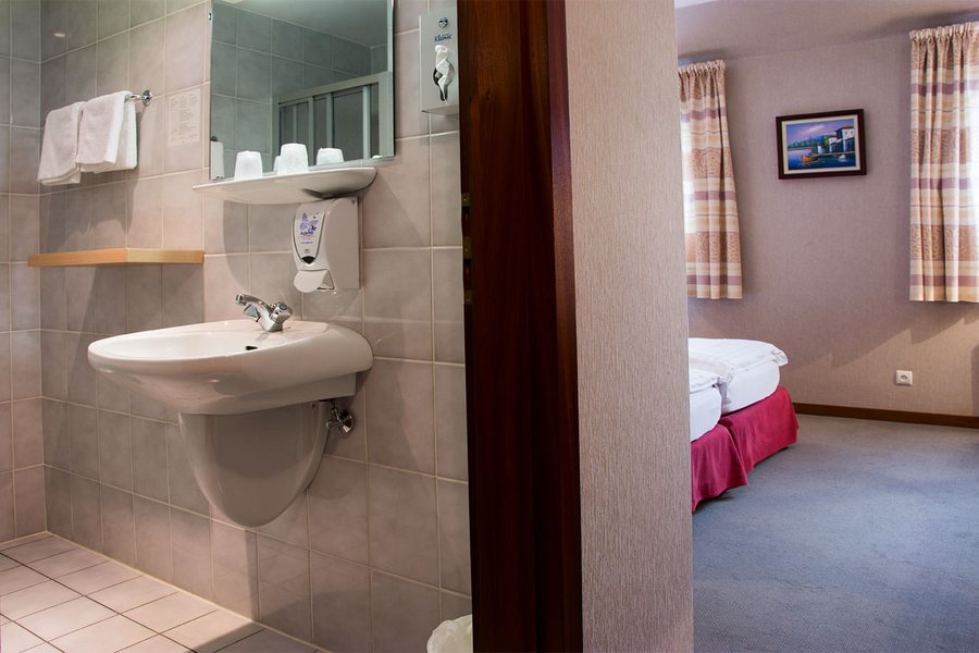 Hostellerie Saint Florent — Bathroom