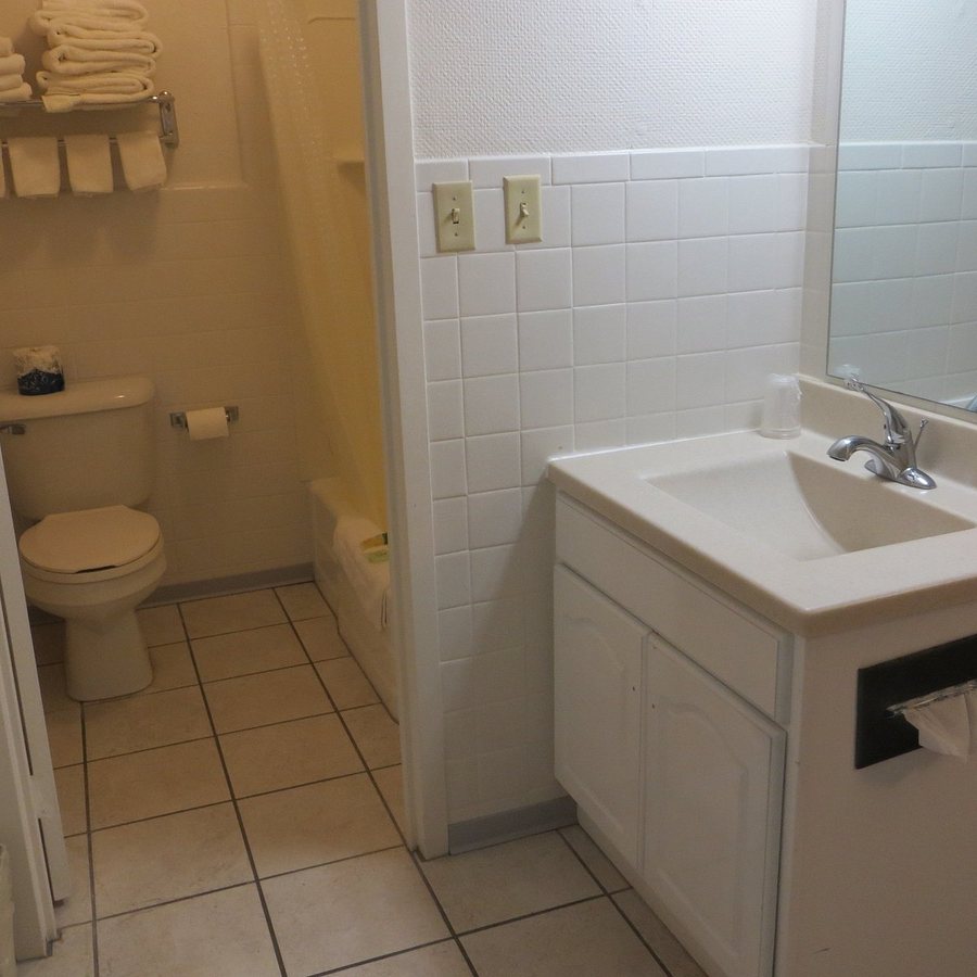 Hot Springs Hills Inn — Bathroom
