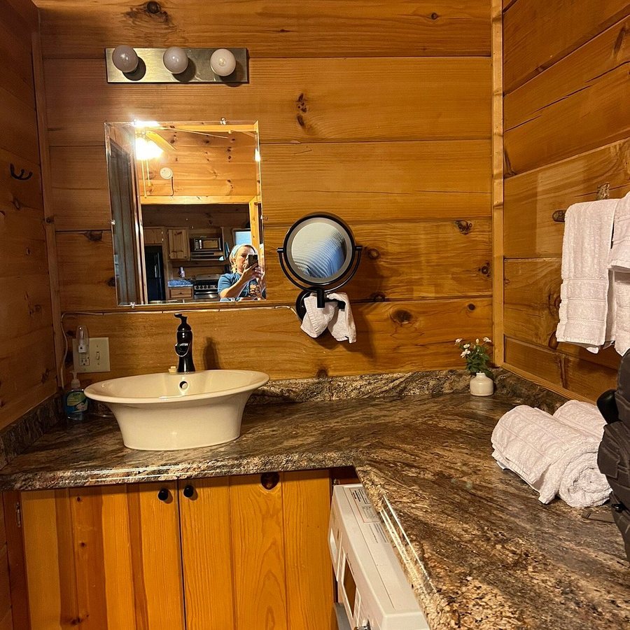 Hot Springs Log Cabins — Bathroom
