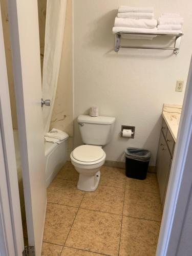 Hot Springs Resort Spa — Bathroom
