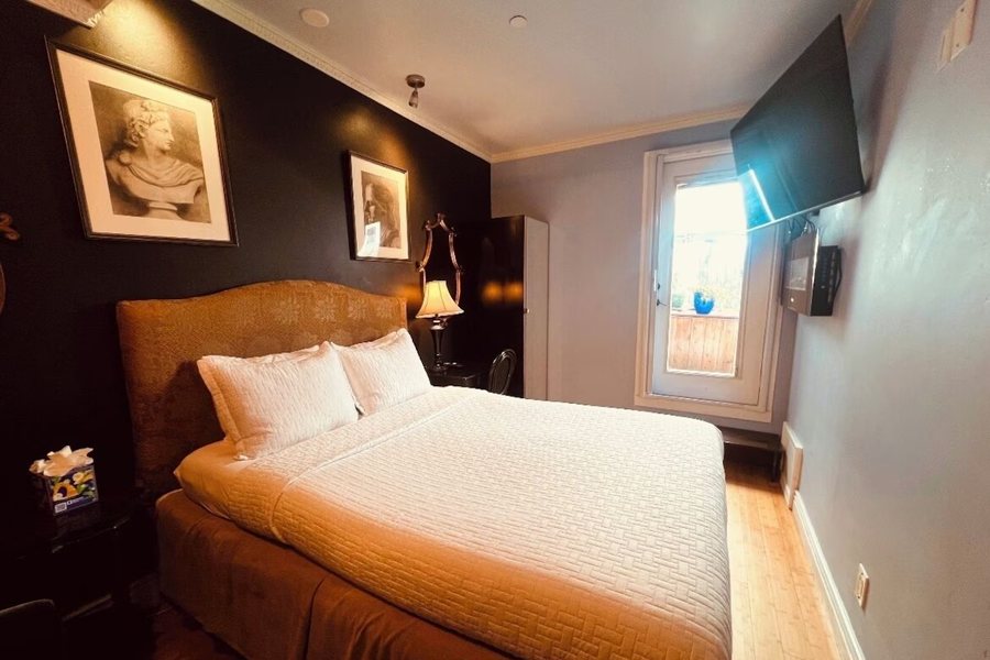 Hotel 1110 — Guest room