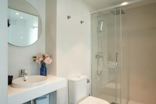 Hotel 54 Barceloneta Barcelona Catalonia — Bathroom