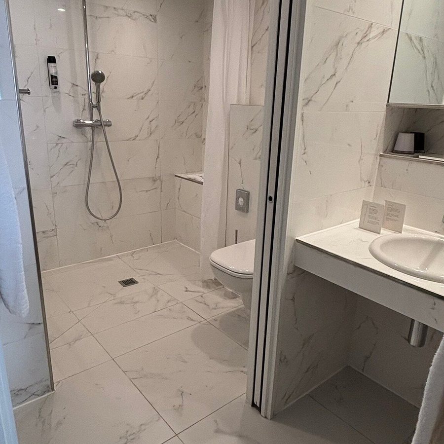 Hotel 7 Eiffel by Malone — Bathroom