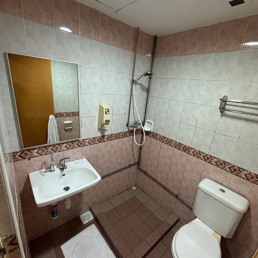 Hotel 81 Chinatown — Bathroom