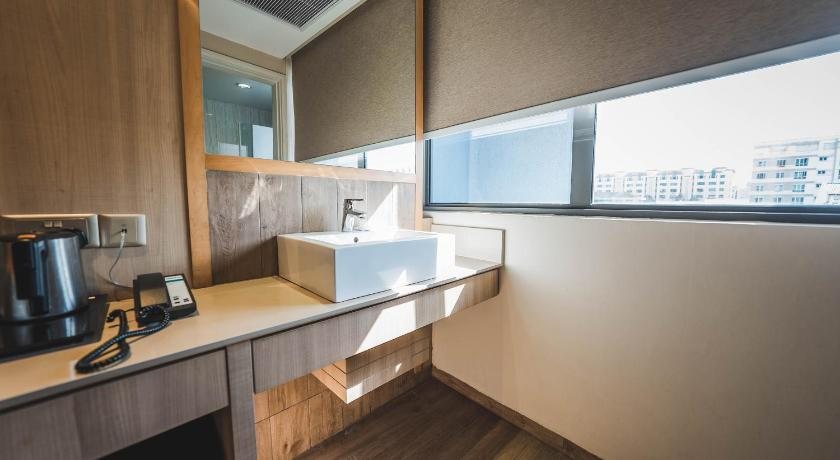 Hotel 81 Dickson — Bathroom
