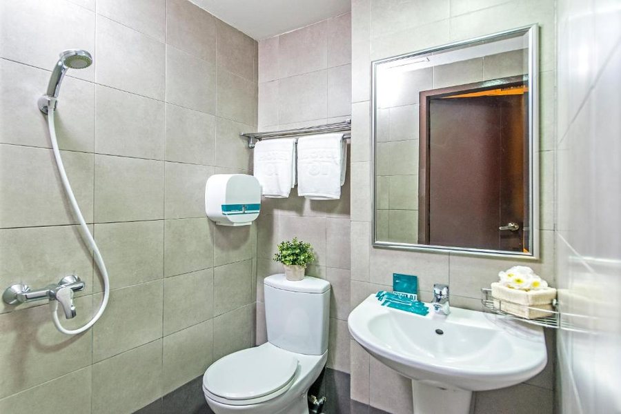 Hotel 81 Gold — Bathroom