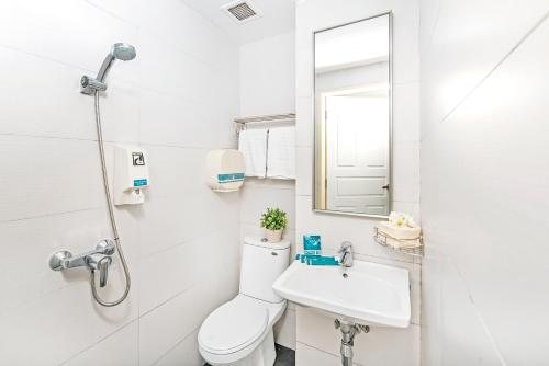 Hotel 81 Palace — Bathroom