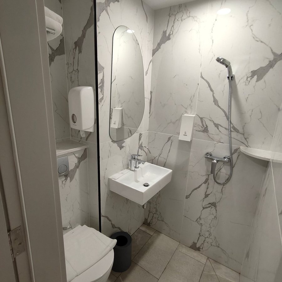 Hotel 81 Princess — Bathroom
