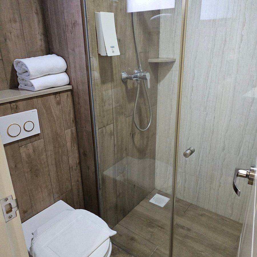 Hotel 81 Star — Bathroom