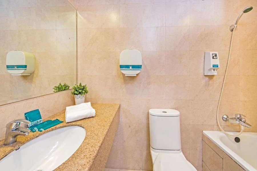 Hotel 81 Tristar — Bathroom