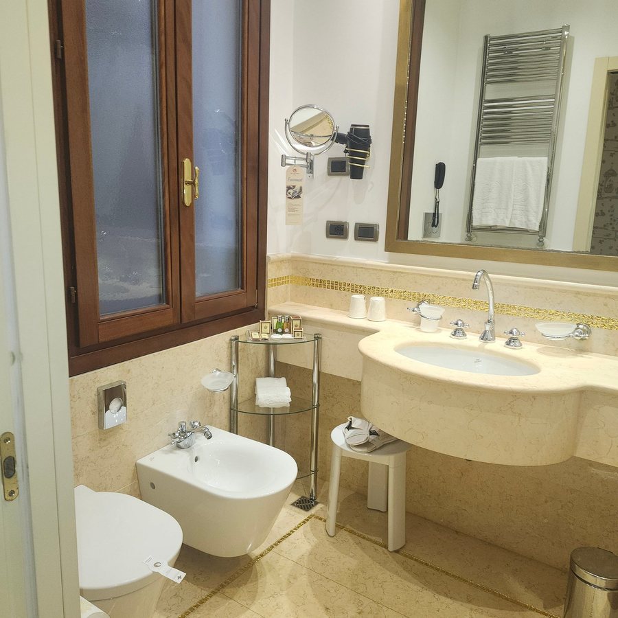 Hotel a La Commedia — Bathroom