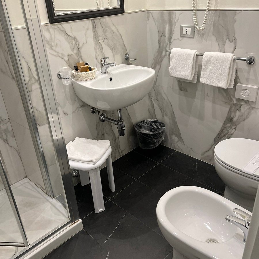 Hotel Accademia Firenze — Bathroom