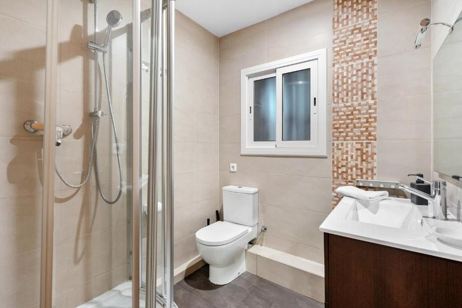 Hotel Acevi Villarroel Barcelona Catalonia — Bathroom