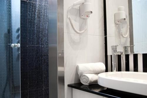 Hotel Acropolis House — Bathroom