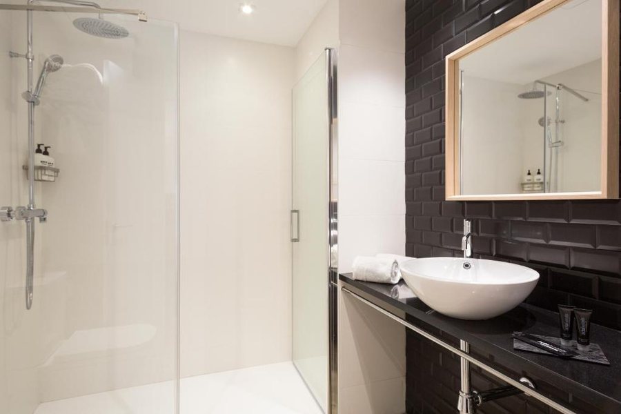 Hotel Acta BCN 40 Barcelona Catalonia — Bathroom