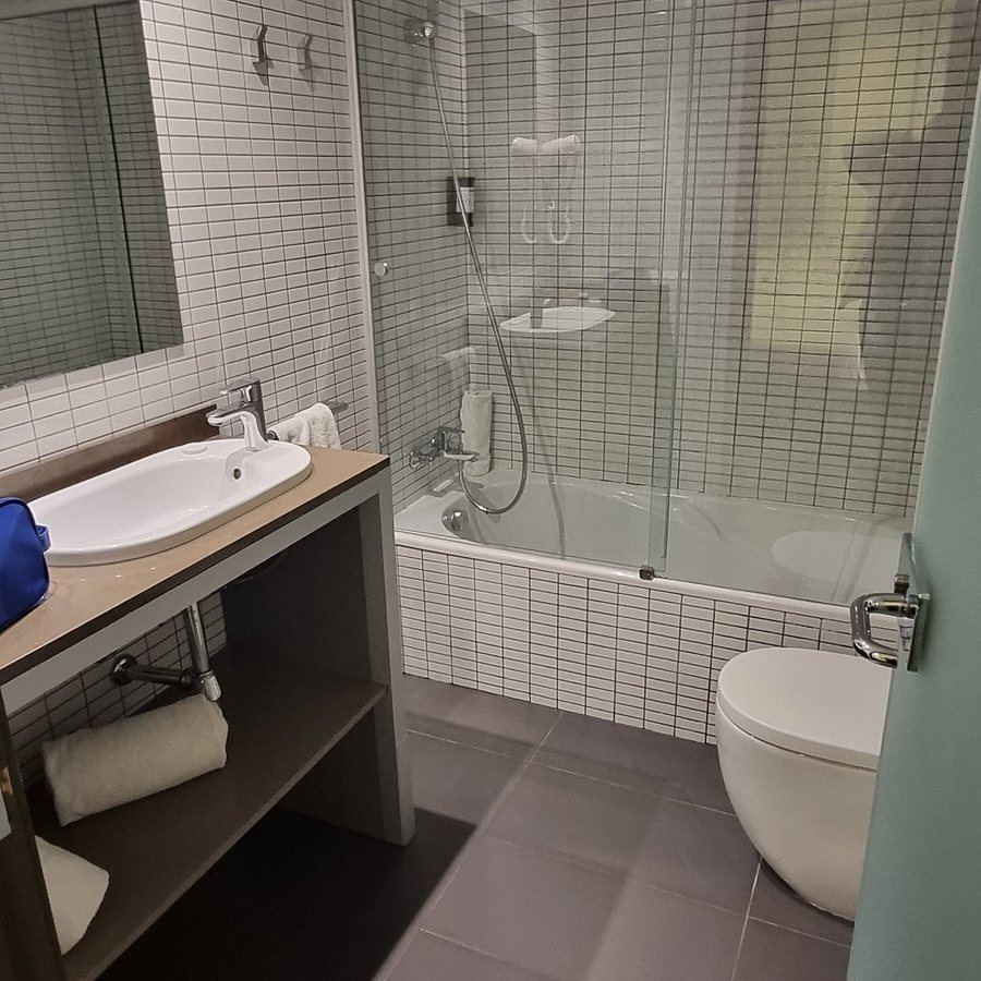 Hotel Acta Laumon Barcelona Catalonia — Bathroom