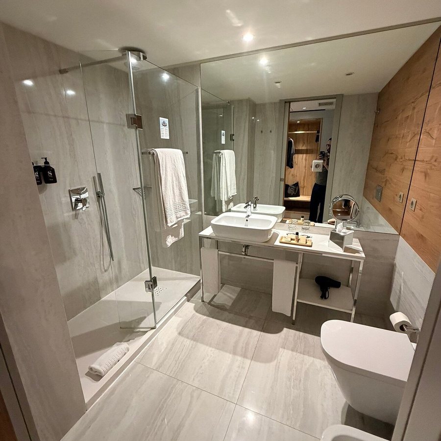 Hotel Acta The Avenue — Bathroom