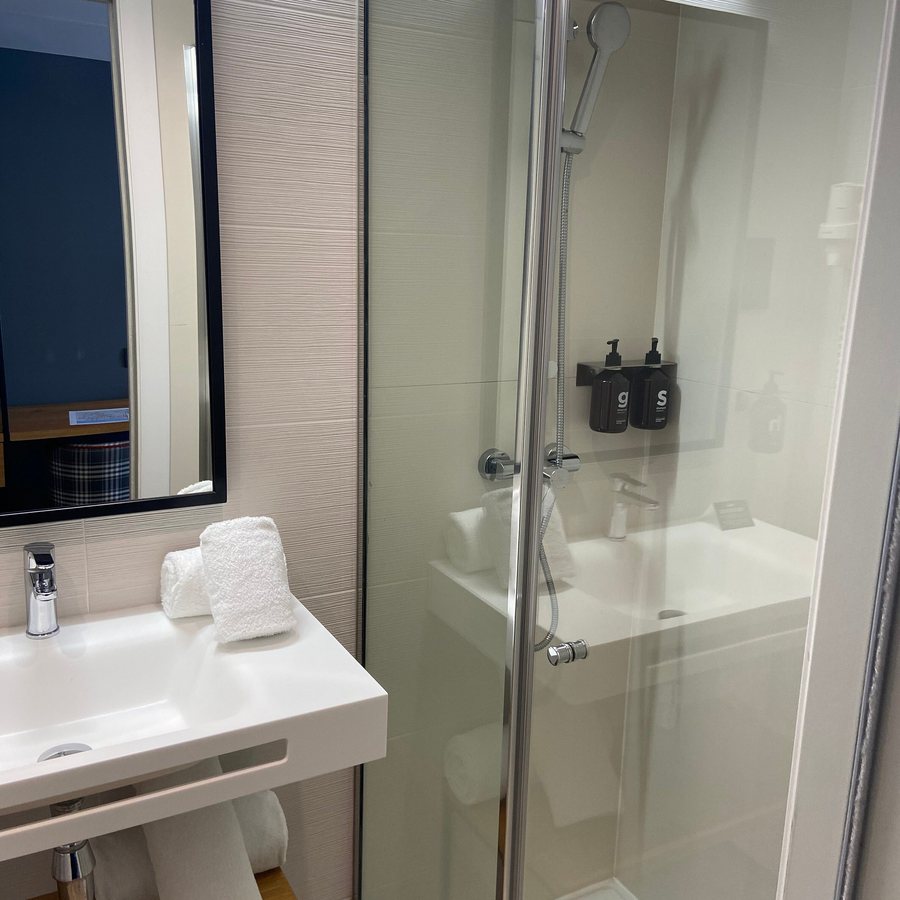 Hotel Acta Voraport Barcelona Catalonia — Bathroom