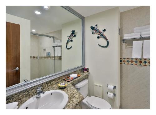 Hotel Adhara Cancun — Bathroom