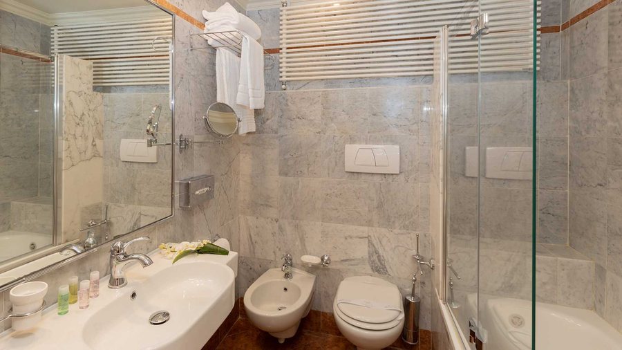 Hotel Adler Cavalieri — Bathroom