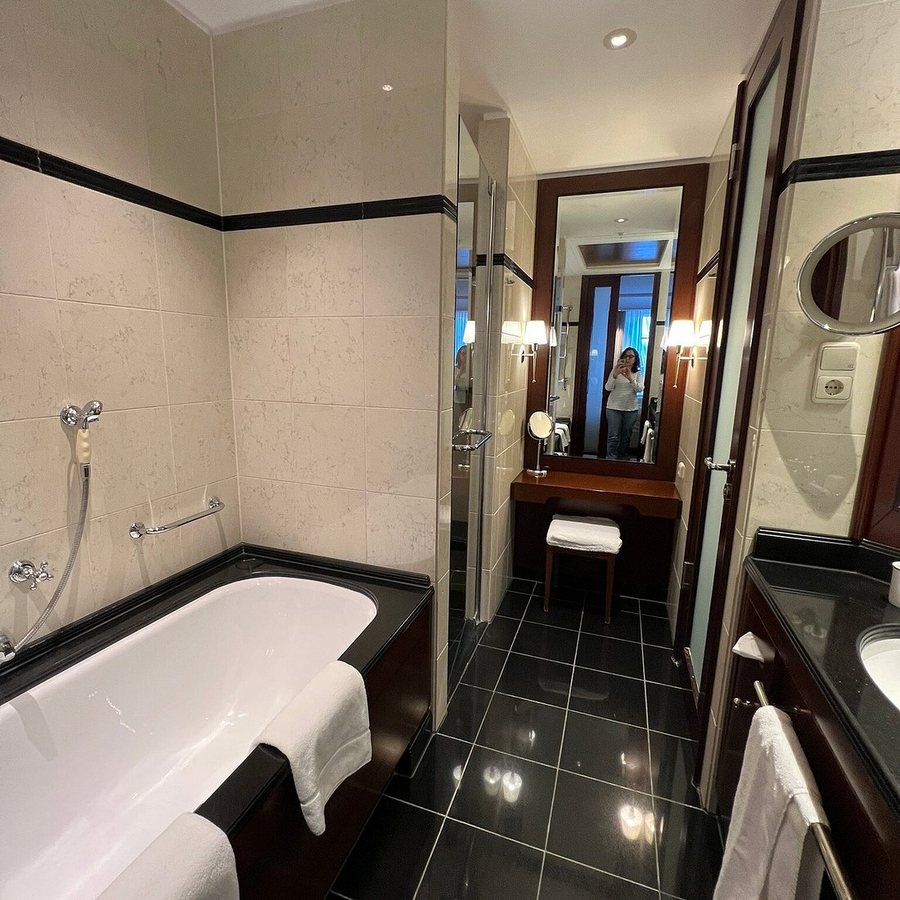 Hotel Adlon Kempinski Berlin — Bathroom
