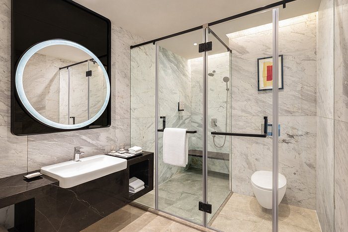 Hotel Airport International — Bathroom