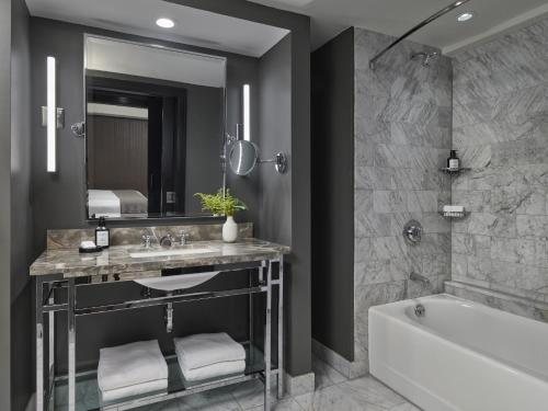 Hotel AKA Boston Common — Bathroom