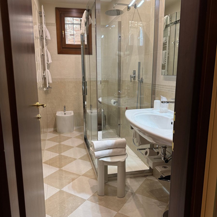 Hotel Al Ponte Dei Sospiri — Bathroom