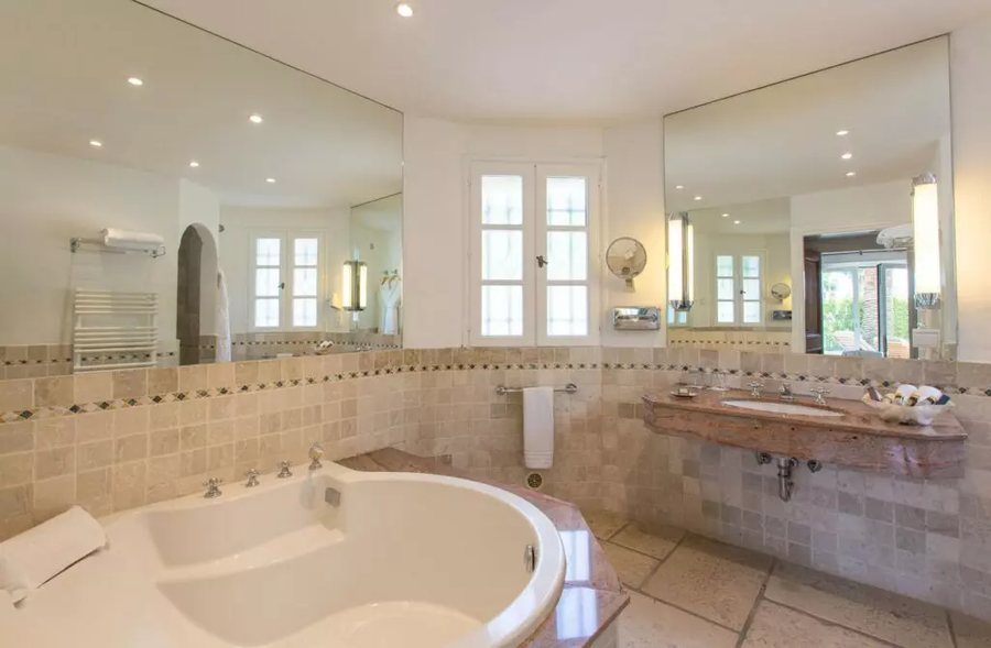 Hotel Alain Llorca — Bathroom
