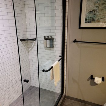 Hotel Alba Tampa Tapestry Collection by Hilton — Bathroom