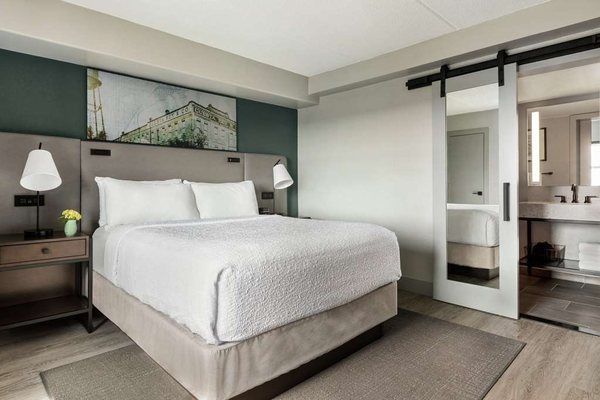 Hotel Alba Tampa Tapestry Collection by Hilton — Guest room