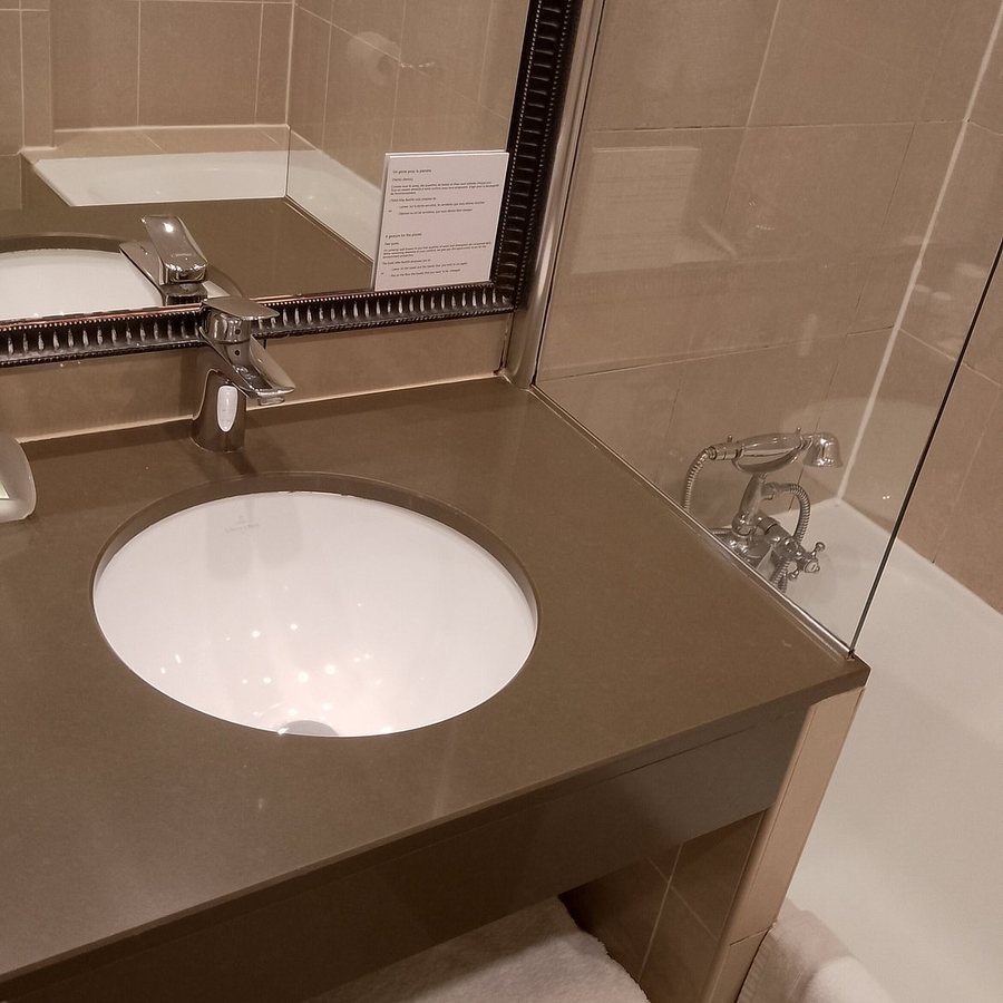 Hotel Albe Bastille — Bathroom