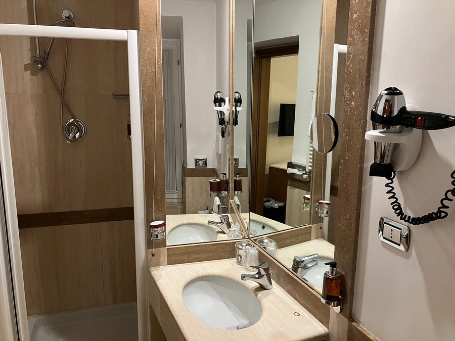 Hotel Albergo Santa Chiara — Bathroom