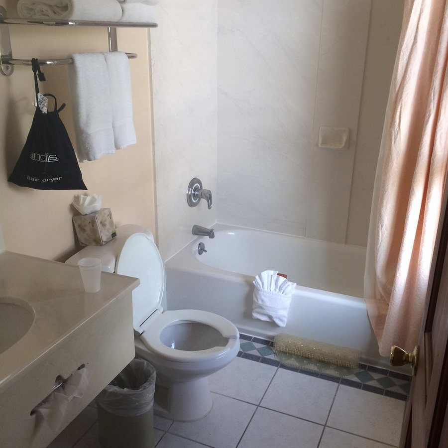 Hotel Alcott — Bathroom