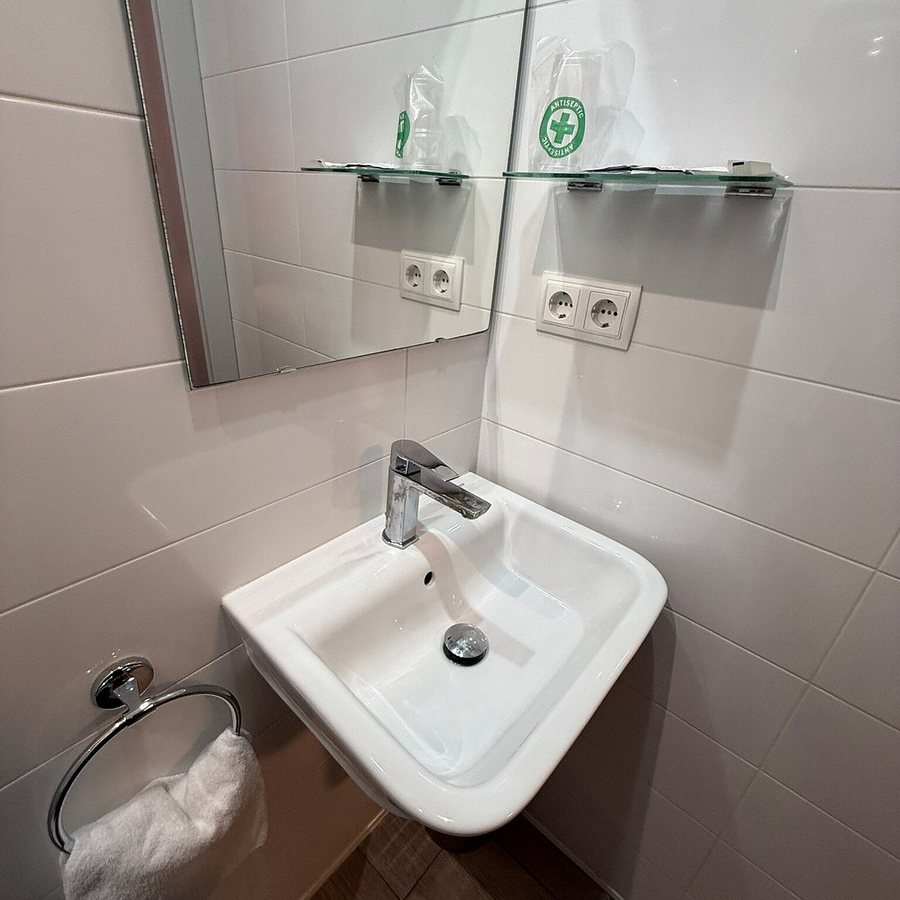 Hotel Alguer Camp Nou Barcelona Catalonia — Bathroom