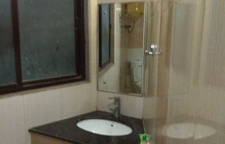 Hotel Almora Delhi Airport — Bathroom