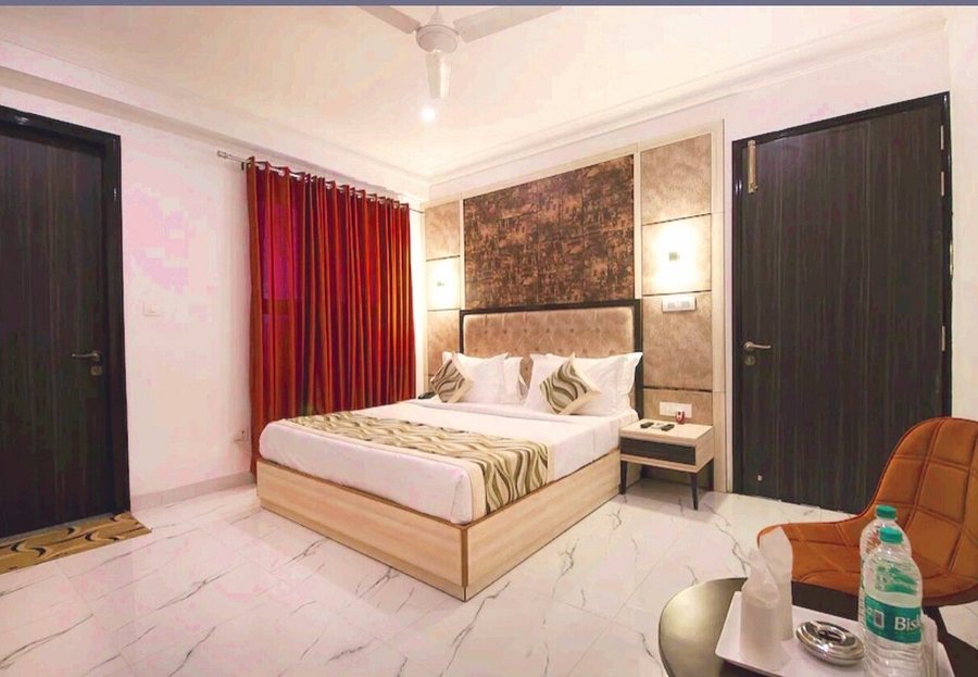 Hotel Almora Delhi Airport — Guest room