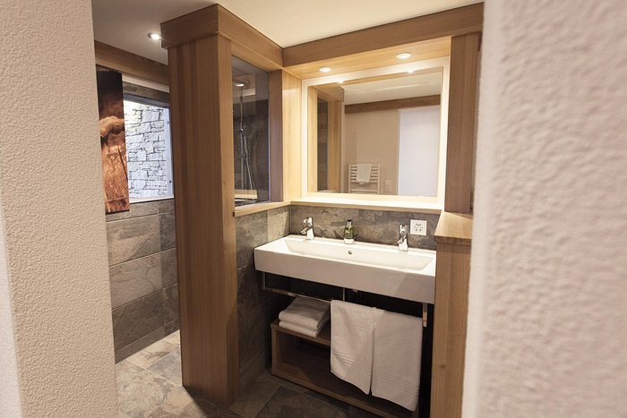 Hotel Alpina Einhorn — Bathroom