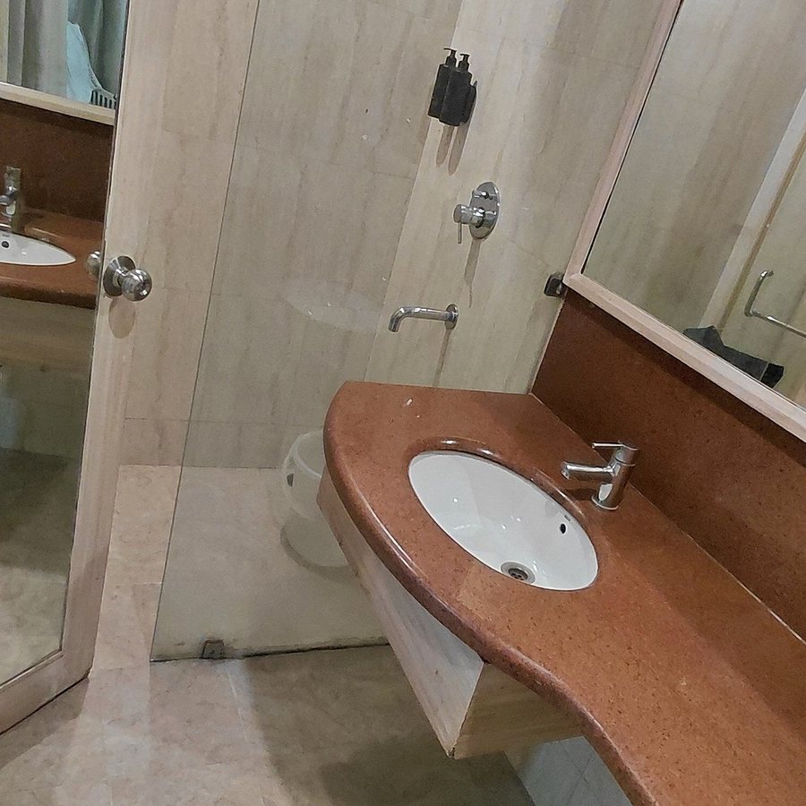Hotel Amax Inn — Bathroom