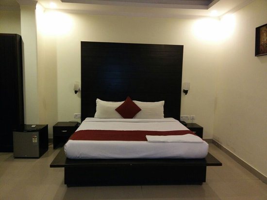Hotel Amax Inn — Guest room