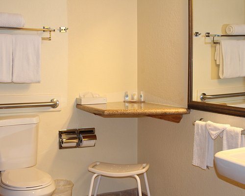 Hotel Americana — Bathroom